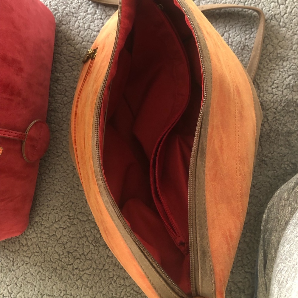 It’s two in one Tote plus Purse.. The Tote is Reversible Purse has multi pockets